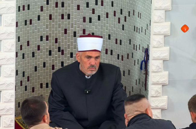 “Bomani hallall”: Mulla Osmani mban ligjeratën e fundit në xhami, përshëndetet me xhematin (VIDEO)