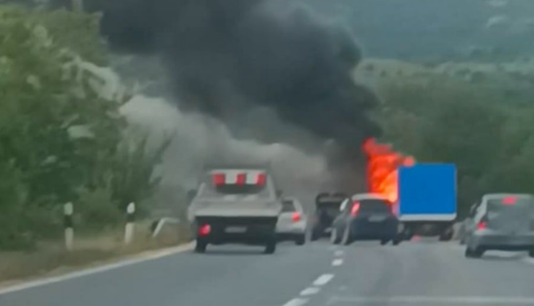 Autobusi shkrumbohet nga zjarri në mes të autostradës Veles–Shkup