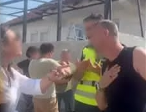 Me thikë kishte therr policin në detyrë