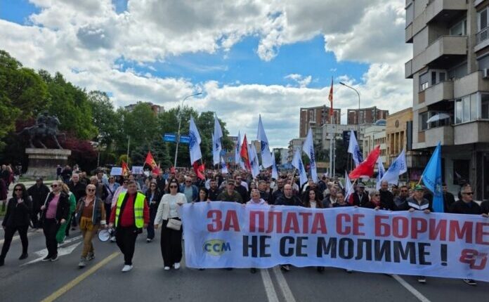 Punëtorët në protestë: Luftojmë për pagë, nuk kërkojmë lëmoshë