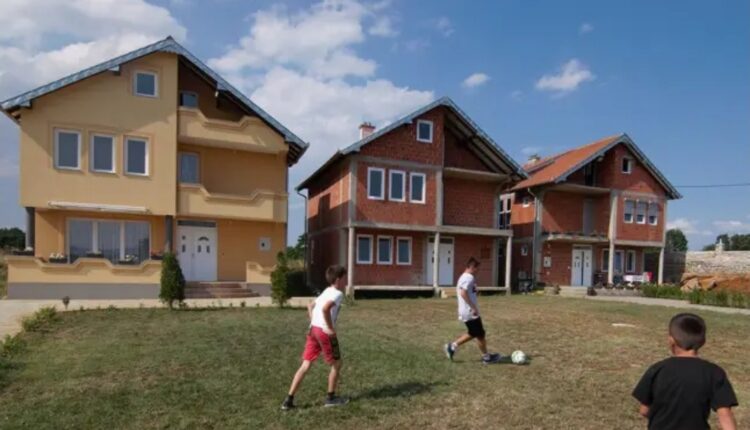 Pse vëllezërit në Kosovë ndërtojnë shtëpi të njëjta?