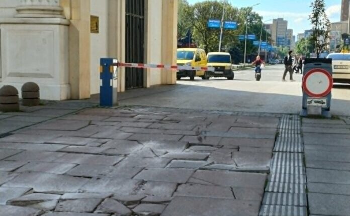 Nuk gjendet mjeshtër për rregullimin e pllakave te Porta Maqedonia, i ndërruan tri herë dhe sërish janë të thyera