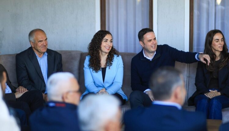 Osmani viziton tri familje në Prishtinë: Forca më e madhe e Kosovës janë njerëzit e saj