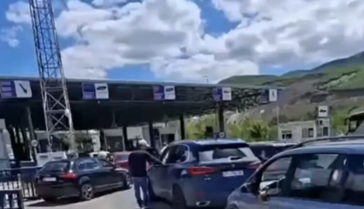 Dorëzohet policia, rihapet kufiri në Bllacë