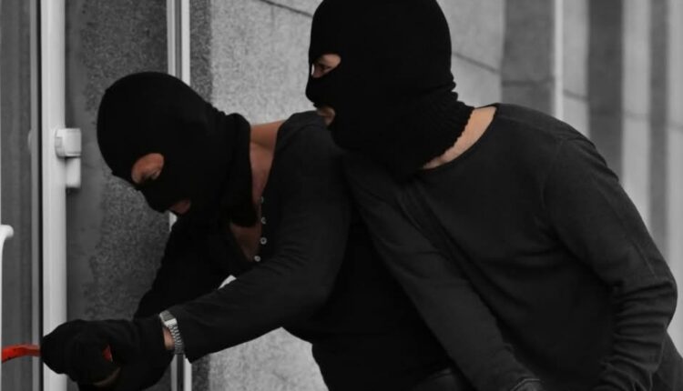 Vjedhin sefin me para nga një zyrë për transferta të shpejta në  Shkup, arrestohen dy të rinj