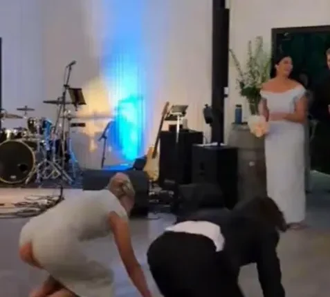 Të ftuarit patën çfarë të shihnin: një shoqëruese e nuses mbeti me të pasmet e zbuluara në mes të dasmës pasi fustani i saj u gris (VIDEO)