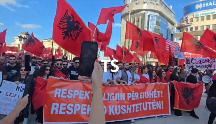 Studentët me brohoritje nga protesta në Shkup: ” O Sa Mirë Me Qenë Shqiptar” (VIDEO)