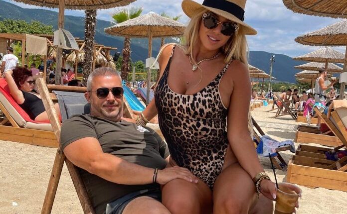 Adelina Tahiri shfaqet duke u rrezitur, thekson linjat trupore
