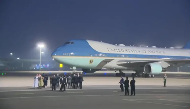 Një takim me rrezik të lartë me Xi Jinping, Donald Trump mbërrin në Kinë