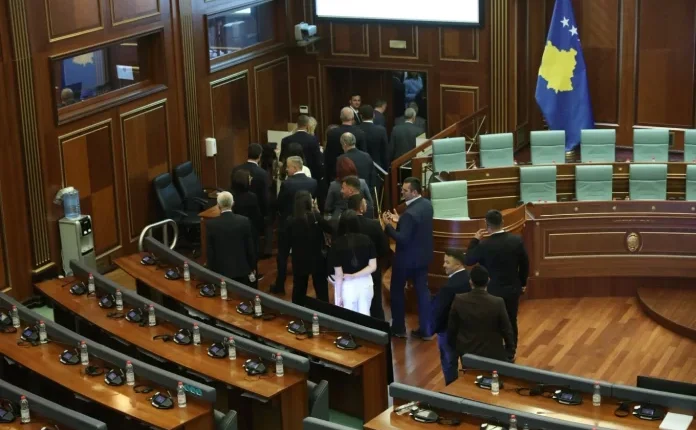 Kriza politike po i kushton shtrenjtë ekonomisë së Kosovës