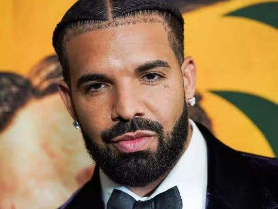 Dashuria e Drake për shqiptarët, bluza e tij flet shumë