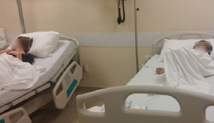 Rreth 20 nxënës dhe një mësues përfundojnë te mjeku, dyshohet për helmim ose virus
