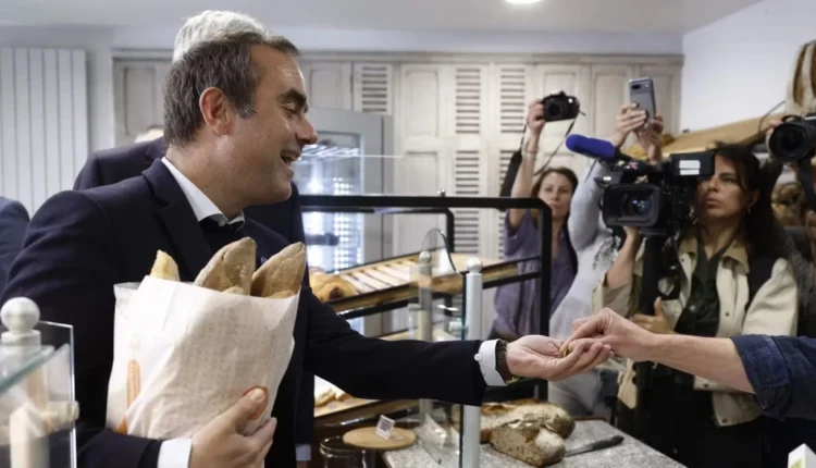 Kryeministri francez shkakton “skandal” duke blerë bukë për 1 Maj