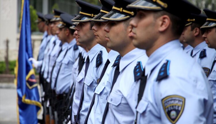 Policia e Tetovës promovon pajisjet dhe fton të rinjtë në shkollën e policisë