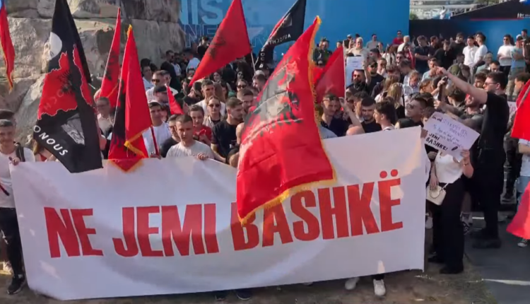 “Shqiptaria është me Shkupin!”, protestë në Tiranë në mbështetje të studentëve në RMV (VIDEO)