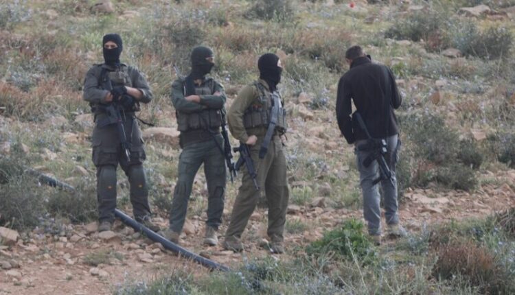 Pushtuesit izraelitë sulmojnë shtëpitë dhe tokat palestineze në të gjithë Bregun Perëndimor të pushtuar