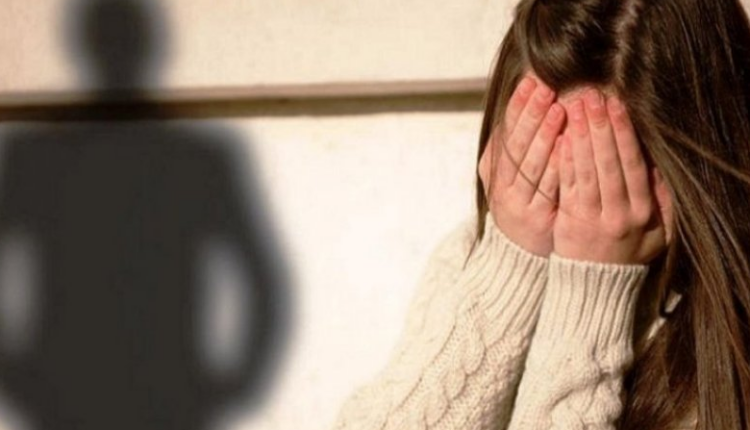 SKANDAL NË TETOVË – Abuzoi seksualisht me 15-vjeçaren në furgon, arrestohet 58-vjeçari dhe nëna e vajzës që fshehu krimin për shkak të lidhjes me autorin