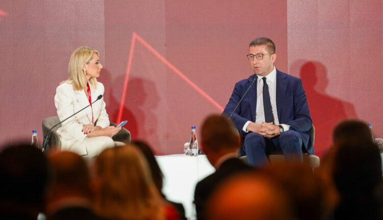 Mickoski në Samitin “Maqedonia 2025”: Po i menaxhojmë me sukses punët e shtetit, gjashtë tremujorë me radhë kemi rritje reale të PBB-së