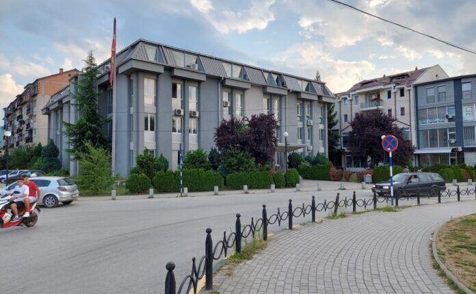Fillon hetimi për korrupsion: Kryetari dhe administratori i Gjykatës së Gostivarit “shitën” drejtësinë për 8.000 euro