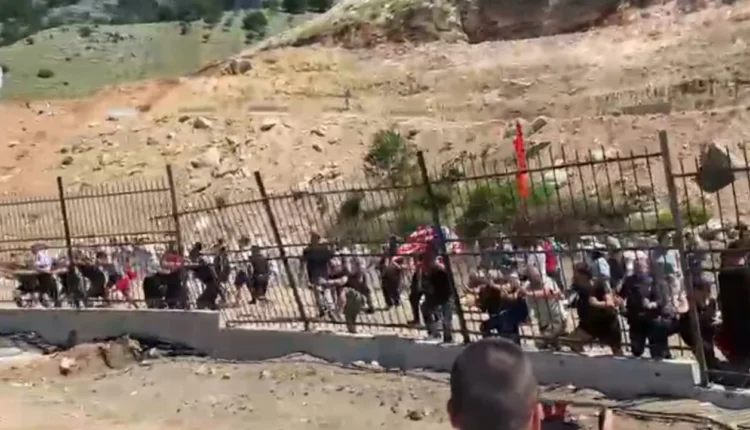 Përplasje në Rrjoll, banorët rrëzojnë gardhin rrethues metalik dhe bllokojnë mjetet e rënda të punës