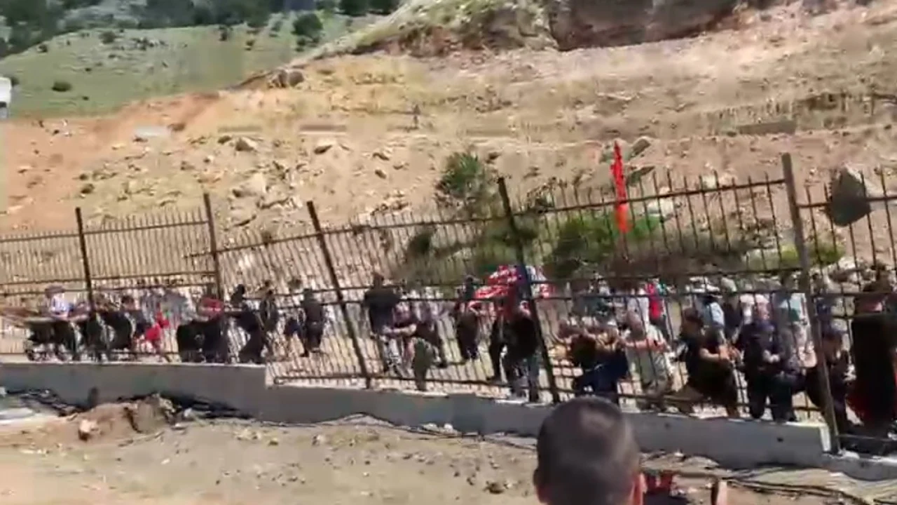 Përplasje në Rrjoll  banorët rrëzojnë gardhin rrethues metalik dhe bllokojnë mjetet e rënda të punës