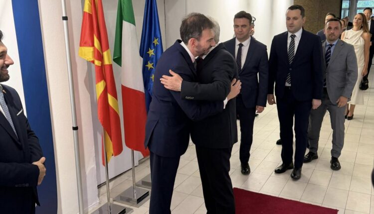 Ahmeti i ftuar nga ambasadori italian dhe i suedez me rastin e ditëve nacionale të dy vendeve mike