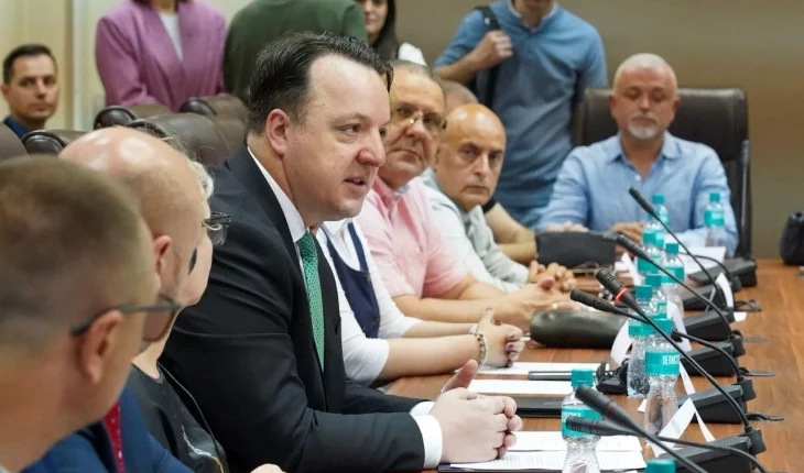 Nikolloski: Furnizojmë 49 automjete dhe pajisje të reja për mirëmbajtjen e higjienës në të gjitha komunat