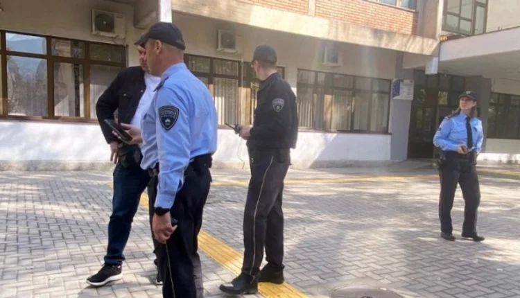 Kërçovë: Profesori 68-vjeçar sulmon fizikisht një nxënëse gjatë mësimit, ajo përfundon në spital