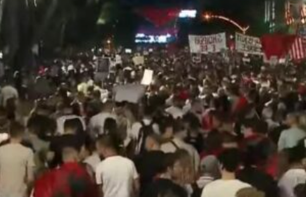 DITA 12   Jepe dorëheqjen     Shqiptarët dalin në shesh  sot edhe më shumë në bulevardin te Kryeministria