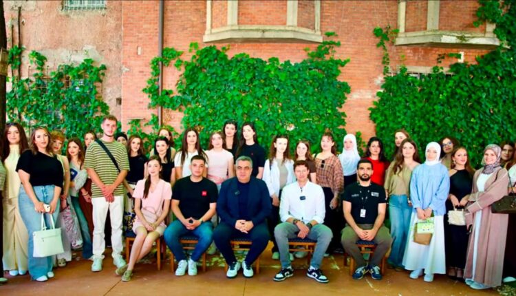 Blendi Gonxhja me studentët e Universitetit “Nënë Tereza”: Rinia shqiptare është ura që lidh të ardhmen e kombit