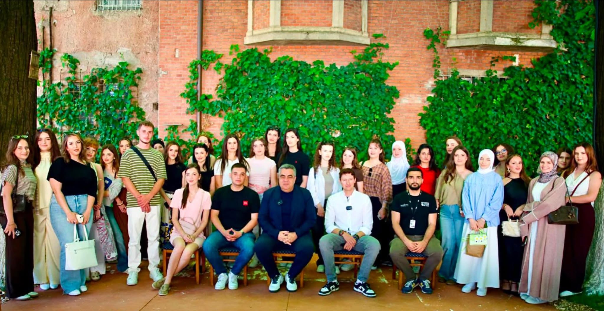 Blendi Gonxhja me studentët e Universitetit  Nënë Tereza   Rinia shqiptare është ura që lidh të ardhmen e kombit