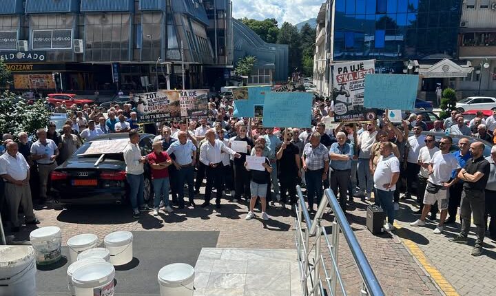 Eskalon protesta në Gostivar: Banorët e Debreshit thyejnë xhamat e Komunës, kërkojnë zgjidhje urgjente për mungesën e ujit