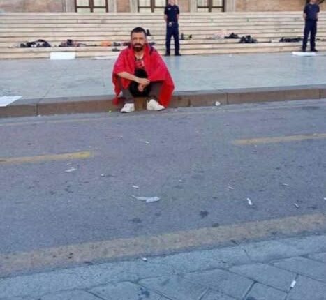 Rama publikon foton e një protestuesi pranë Kryeministrisë: Nuk të shoh si humbës, po si njeriun e mbetur vetëm me bindjet e tij