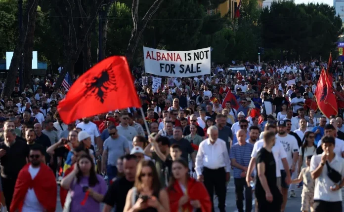 Protestuesit ia kërkojnë dorëheqjen e Rama thotë se do të largohet kur Shqipëria të jetë në BE