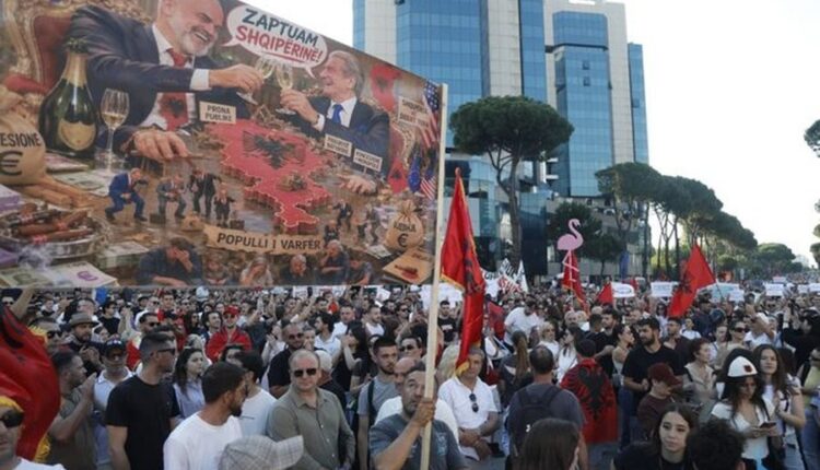 Nga dorëheqja e qeverisë tek anulimi i Paketës së Maleve, protestuesit parashtrojnë kërkesat