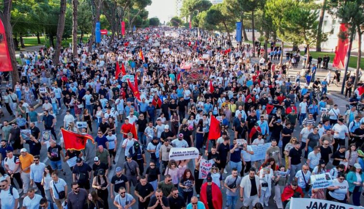 Mbi 3 orë protestë/ Zvërneci ngre në këmbë shqiptarët