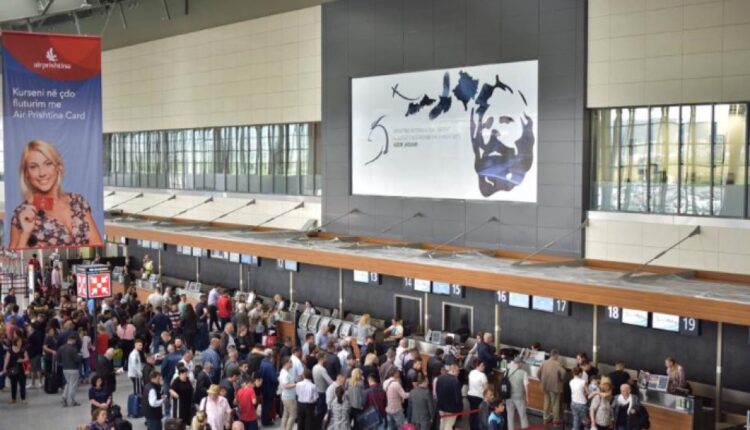Rrahje në aeroportin e Prishtinës, pesë persona në pranga