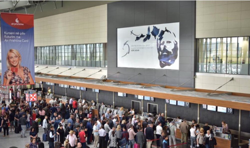 rrahje-ne-aeroportin-e-prishtines-pese-persona-ne-pranga