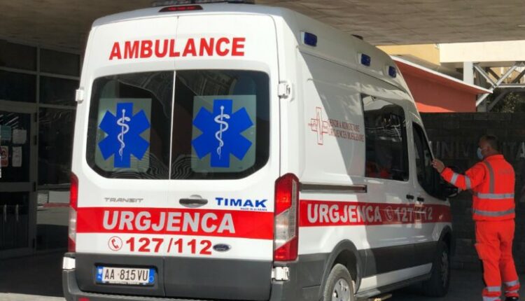 I riu paraqitet me plagë në urgjencën e spitalit të Korçës, denoncon: Më dhunoi policia greke, më ngatërroi me…