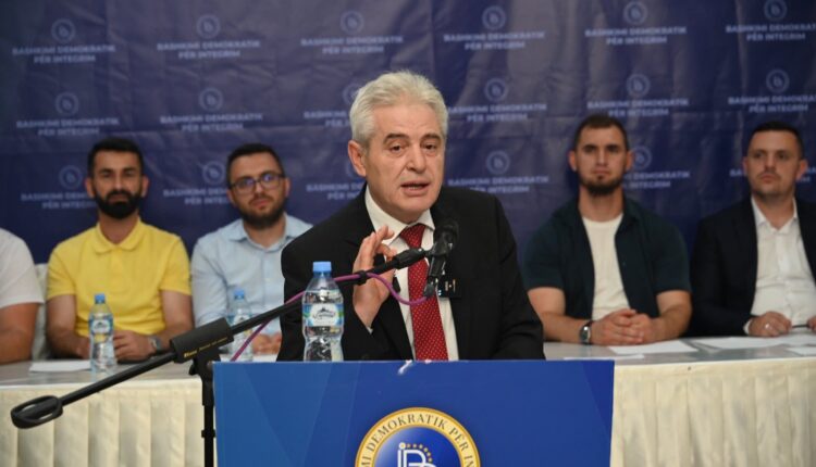 Ahmeti porosi Albin Kurtit dhe VLEN-it: Me çështjet që janë larë me GJAK  nuk bëhet MAJTAP (VIDEO)