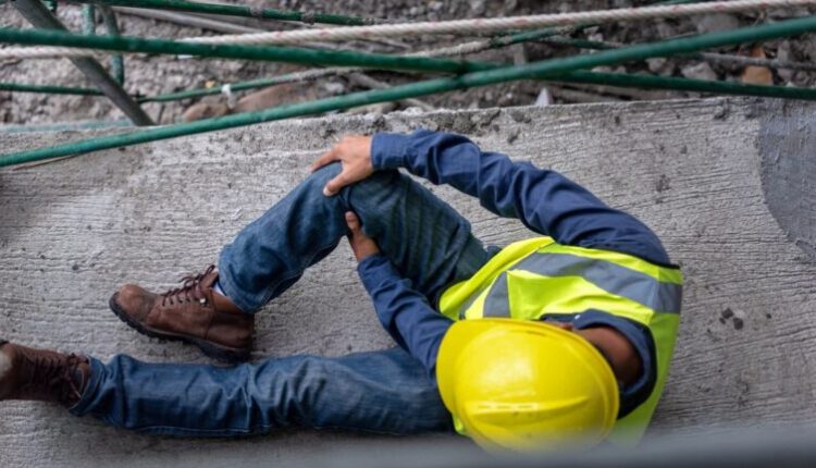 Dy punëtorë nga Gostivari lëndohen rëndë gjatë punës, njëri dërgohet në Shkup