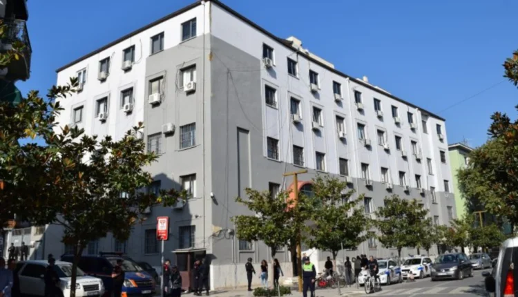 Vrau vëllanë se kaloi me zetor mes tokave, Gjykata e Durrësit lë në burg 76-vjeçarin Muhamet Rreshka