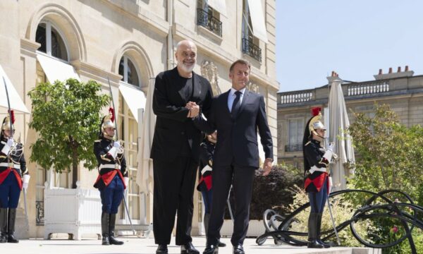 Rama mbi dy orë në Pallatin Elysee  reagon presidenti francez  Mbështesim Shqipërinë në rrugën drejt BE