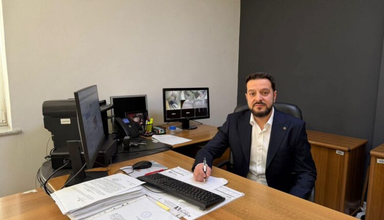 Drejtori i Qendrës për Punësim në Tetovë, Nehat Osmani pengon gazetarët. Reagon SHGM