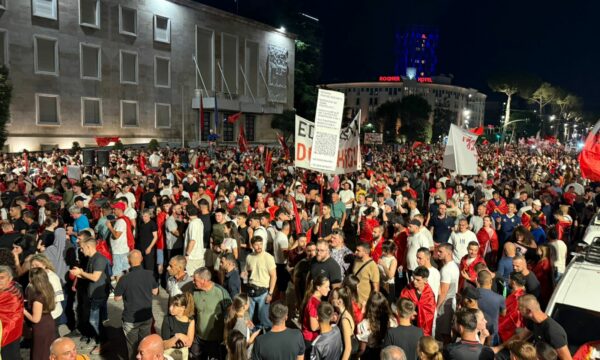 Pas mbledhjes te Kryeministria  nis marshimi masiv rrugëve të Tiranës  Rama n burg  Berisha n burg