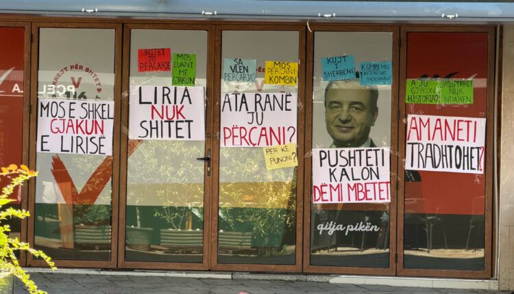 “Mos e prek gjakun e lirisë: Pankarta te shtabi i VV-së nē Shkup