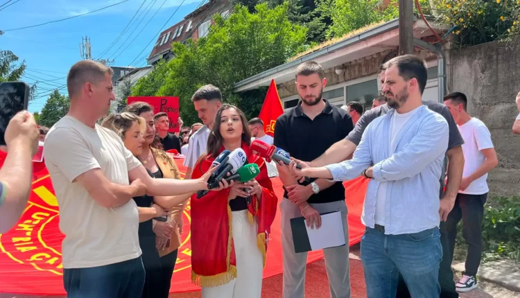 Studentët protestojnë para Ambasadës së Maqedonisë në Prishtinë