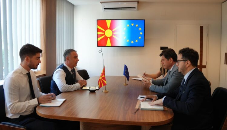 Ministri i Shëndetësisë, Azir Aliu, sot u takua me Sh.T. Mihalis Rokas, ambasador i Bashkimit Evropian në Republikën e Maqedonisë së Veriut