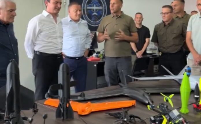 Për herë të parë para publikut, Kurti prezanton laboratorin e dronëve dhe anti-dronëve të Policisë së Kosovës (VIDEO)