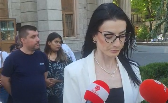 Punonjesit ne Klinikën e Fëmijëve 6 muaj pa paga, protestojnë para Ministrisë së Financave
